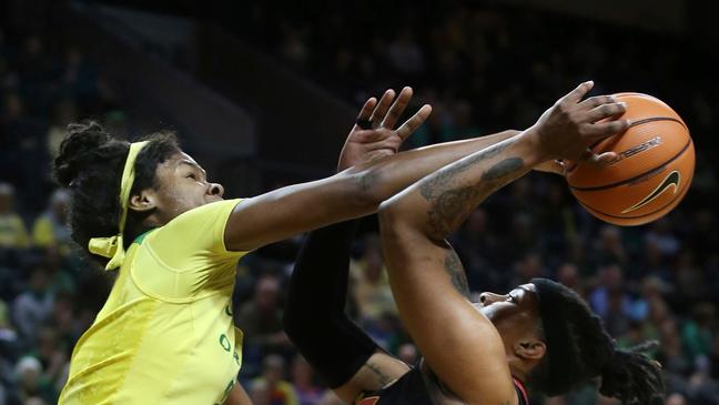 Hebard sets NCAA record, No. 9 Oregon beats USC in 2nd OT