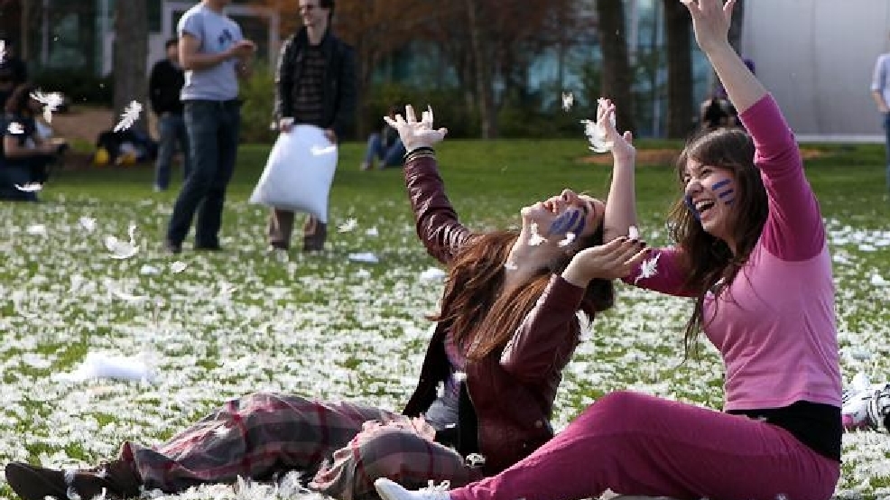 Photos Seattle Celebrates Pillow Fight Day Kval