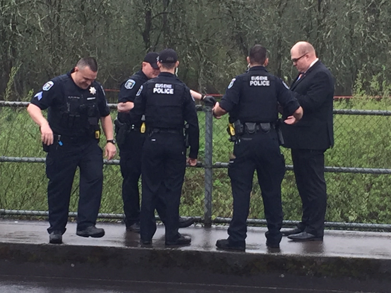 Police in Eugene work to identify body found in creek KVAL