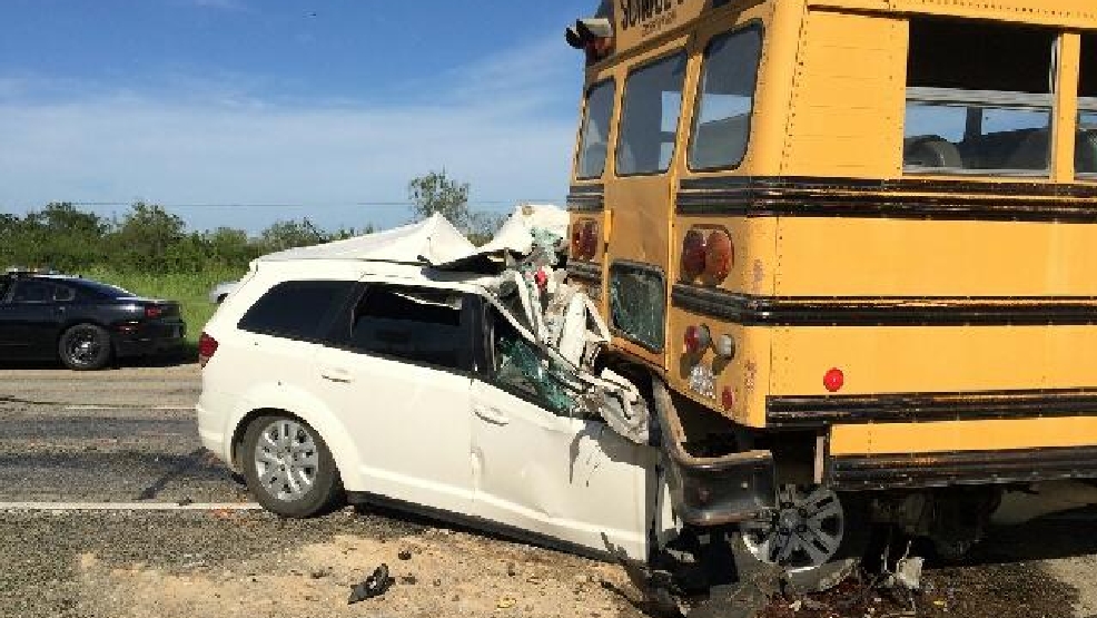 Minivan crashes into school bus in Atascosa County, two injured KABB