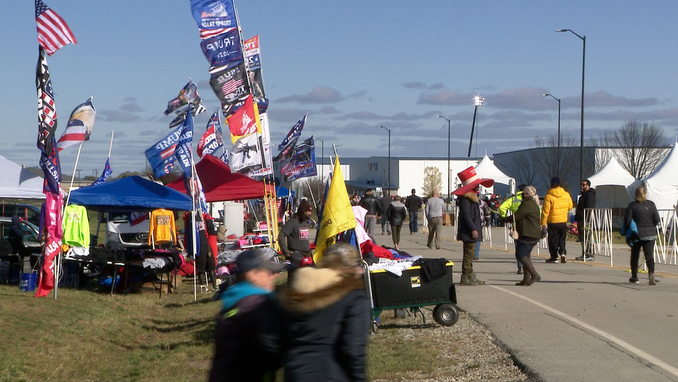 Trump supporters show up for rally at Green Bay airport with coronavirus precautions - Fox11online.com
